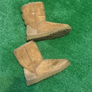 UGG Classic Short Tan Suede Boots

SZ 8
Excellent condition
Perfect for anytime